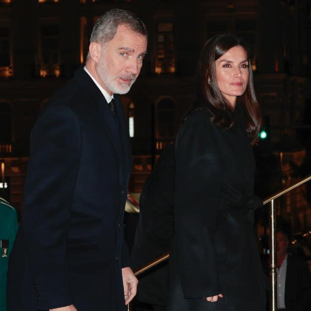 El abrigo con truco que la reina Letizia ha llevado en Atenas: está en H&M baratísimo y es muy favorecedor y ponible