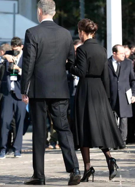 MODA: El espectacular look de la reina Letizia en el funeral de Constantino  de Grecia: un vestido abrigo y el broche más especial | Mujer Hoy