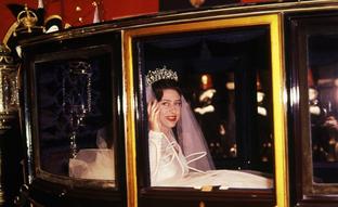 La fascinante historia de la tiara Poltimore: por qué la princesa Margarita no quiso llevar joyas prestadas de su hermana Isabel II y se coronó a sí misma en su boda