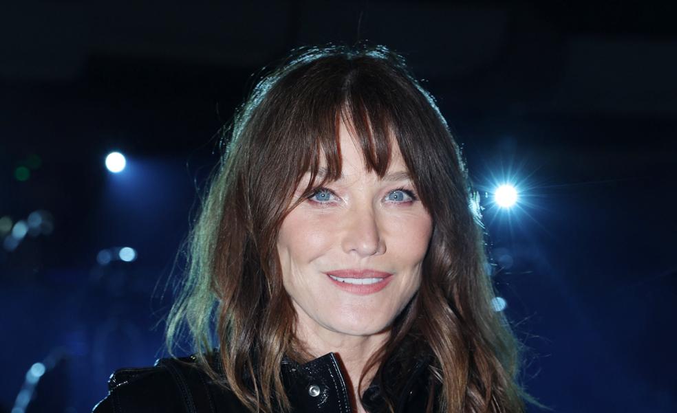 La sobrecamisa rejuvenecedora que vamos a copiar en Zara a Carla Bruni