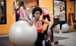 Pilates con pelota, ejercicios perfectos para fortalecer el core en casa sin esfuerzo