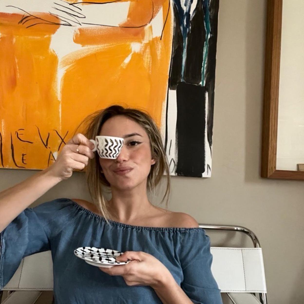 Influencer Celia Somoza con taza de té/@celiasomoza