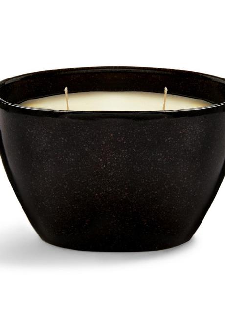 Vela en recipiente negro ovalado de cerámica/Primark Home