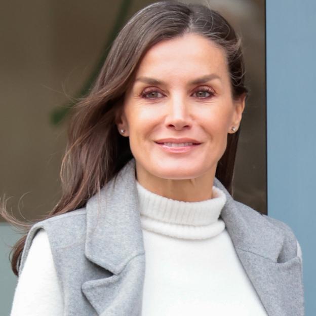 Letizia sorprende con el look de oficina más original: chaqueta chaleco, pantalón pitillo y (por fin) zapato bajo