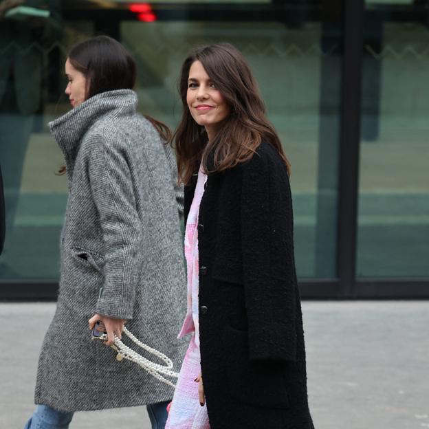 Hemos encontrado la versión asequible del total look en rosa más elegante en París de Carlota Casiraghi