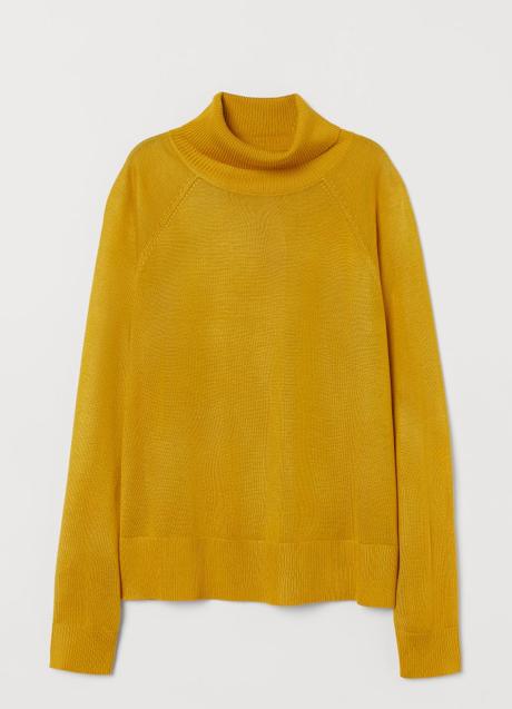 Jersey de cuello alto en color mostaza de H&M. Foto: H&M.