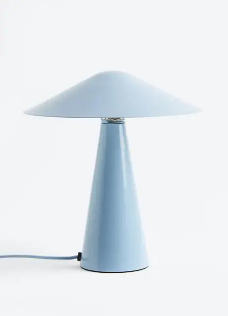 Lámpara de mesa en metal 