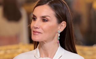 Letizia, impresionante con una espectacular falda rosa con vuelo y pendientes de colores en la recepción al Cuerpo Diplomático