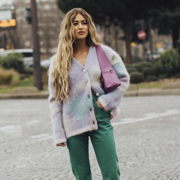 Jerséis multicolor: el truco de las influencers para rejuvenecer el look automáticamente