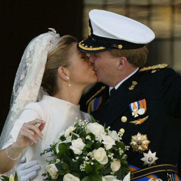 Guillermo y Máxima de Holanda sellan su amor con un beso en el día de su boda.