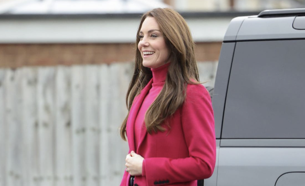 Kate Middleton recicla look con el abrigo fucsia disponible en Massimo Dutti