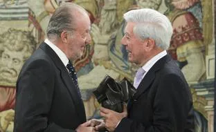 Así se ha forjado la amistad entre Juan Carlos I y Mario Vargas Llosa: una invitación a París, años de «capa caída» y muchas llamadas