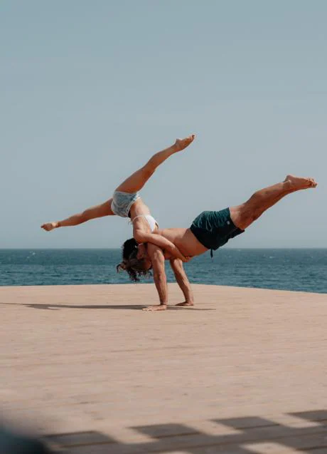 yoga para principiantes: Acroyoga, la variante acrobática del yoga que  mejora el equilibrio | Mujer Hoy