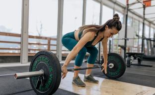 Ejercicio con peso muerto: cómo realizarlo bien para mejorar la estabilidad de las articulaciones y fortalecer los huesos