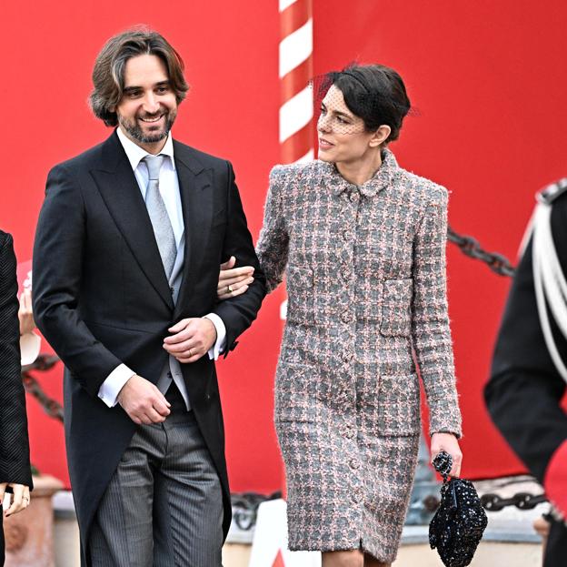 Carlota Casiraghi con un vestido de tweed y del brazo de Dimitri Rassam.