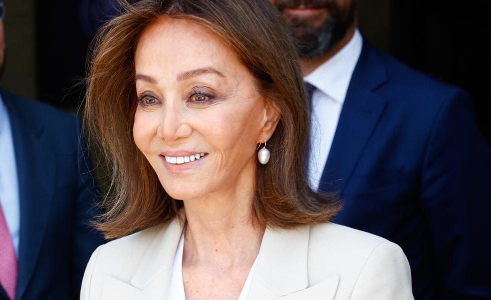 Todas las veces que hemos visto a Isabel Preysler de blanco y que podrían inspirar a Tamara Falcó en su look de boda