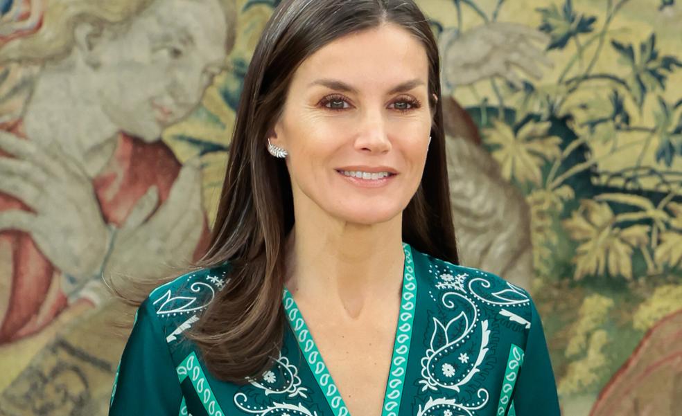 La reina Letizia vuelve a triunfar con un look parisino: rescata su vestido favorito que está en Zara por menos de 13 euros