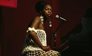 Racismo, maltrato, locura y canciones: así conquistó su libertad Nina Simone, la gran diva de la música negra
