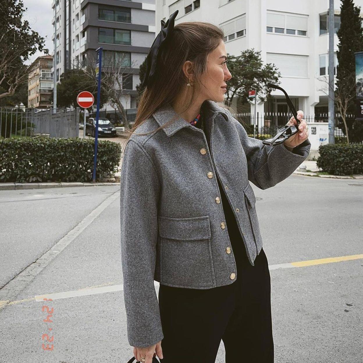 La influencer lleva la elegante chaqueta superventas de Zara/@GULIZUZER