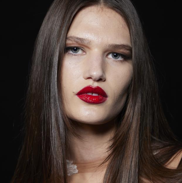 Carla Bruni sorprende con el corte de pelo más famoso de los años 70 que añade volumen al pelo fino