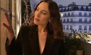 El blazer negro infalible de Zara es la apuesta firme de Alexa Chung en su encuentro con Camila Parker-Bowles