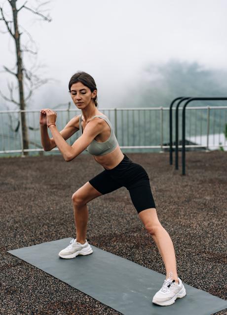 Mujer haciendo sentadillas/PEXELS