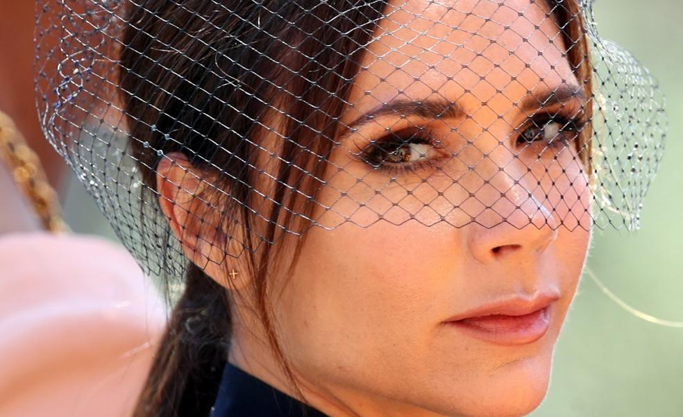 El limpiador facial de Victoria Beckham que puedes encontrar en farmacia y elimina el maquillaje waterproof