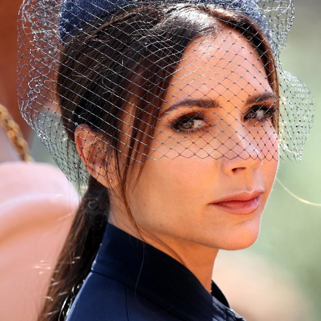 El limpiador facial de Victoria Beckham que puedes encontrar en farmacia y elimina el maquillaje waterproof