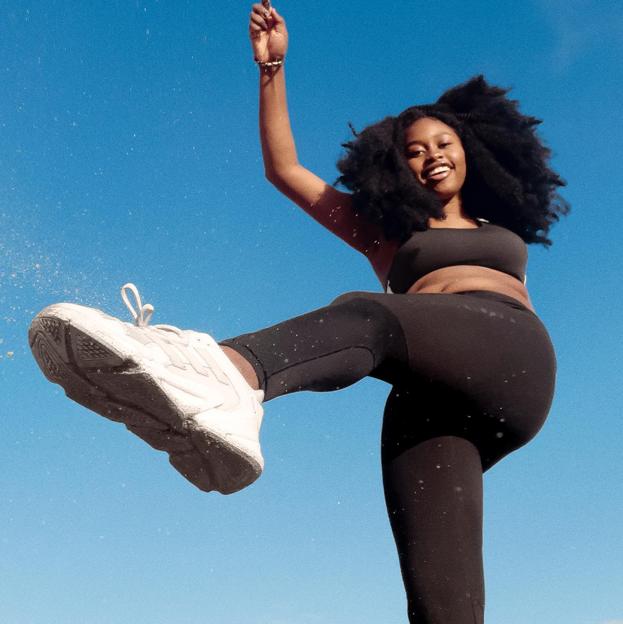 Mujer sonriente con ropa deportiva