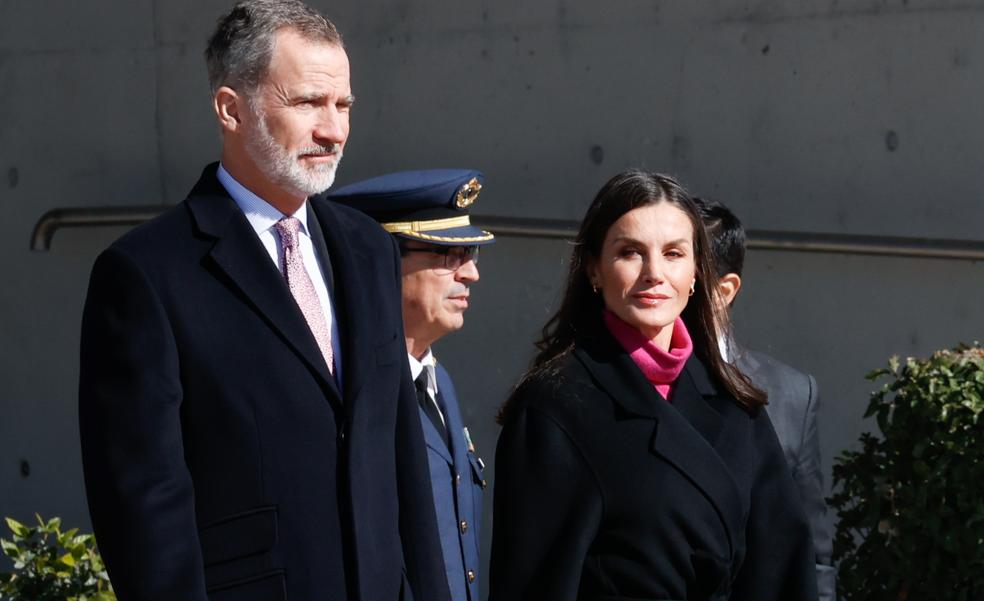 La reina Letizia pone rumbo a Angola con su mejor jersey rosa básico de cuello vuelto (que tienes en Zara por menos de 10 euros)