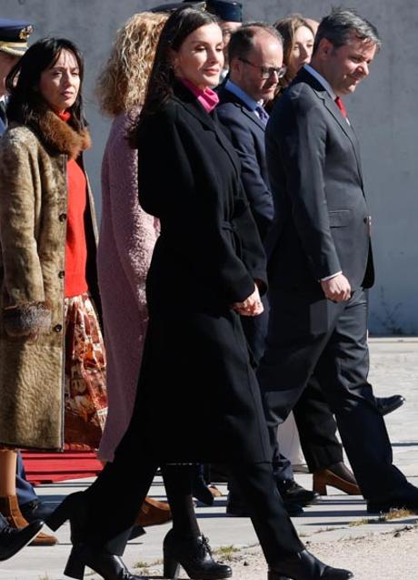 La reina Letizia con un look negro y jersey rosa. / GTRES