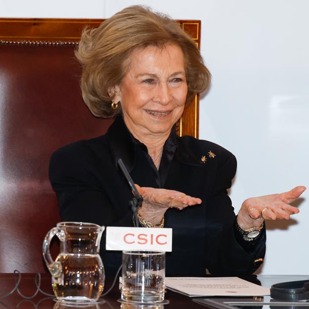 La reina Sofía ya llevó las zapatillas cómodas y virales que ahora arrasan entre las influencers