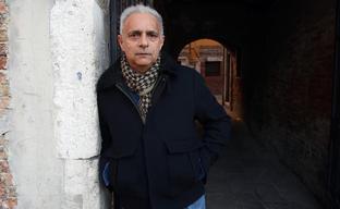 La tragedia de nuestro escritor favorito de los años 80: el inexplicable accidente que ha dejado inmovilizado a Hanif Kureishi