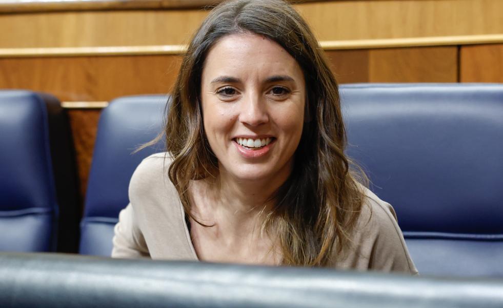 Irene Montero también tiene la falda midi favorita de la reina Letizia e Isabel Díaz Ayuso