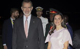 La reina Letizia sorprende en su llegada Angola con un conjunto rosa muy cómodo y favorecedor