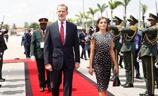 La reina Letizia rescata en Angola su vestido de lunares más especial con truco (y tenemos su copia low cost)