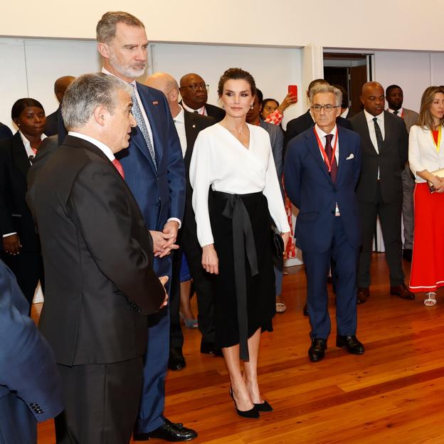 La reina LEtizia en Angola con el vestido blanco y negro de Carolina Herrera.