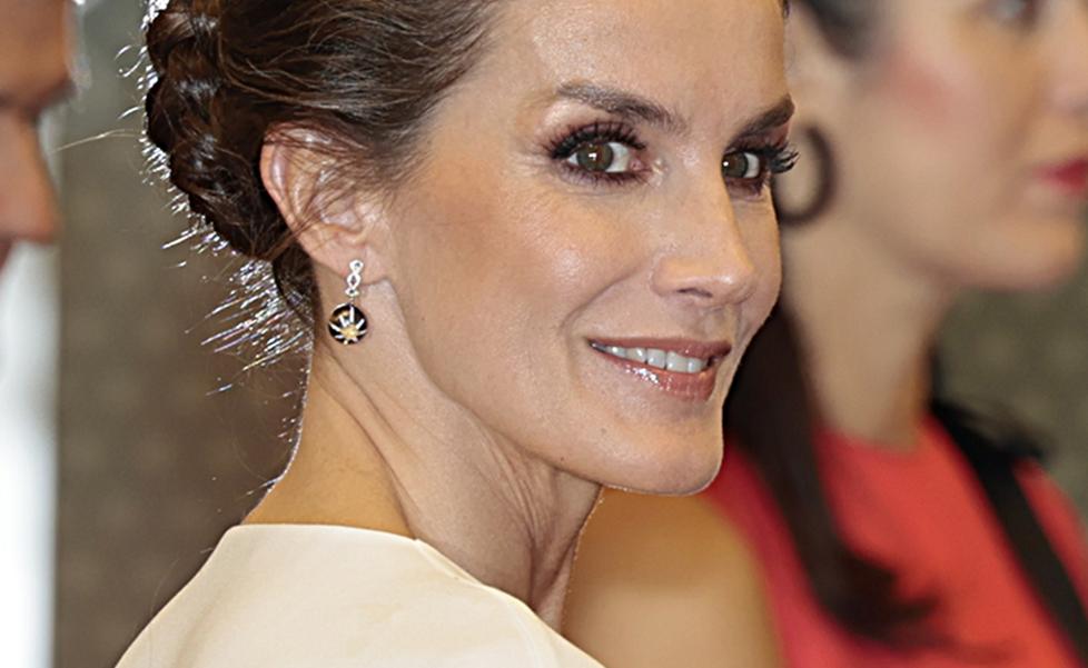 La reina Letizia, espectacular con un look en blanco y negro: así es la falda que estiliza que ha estrenado en Angola