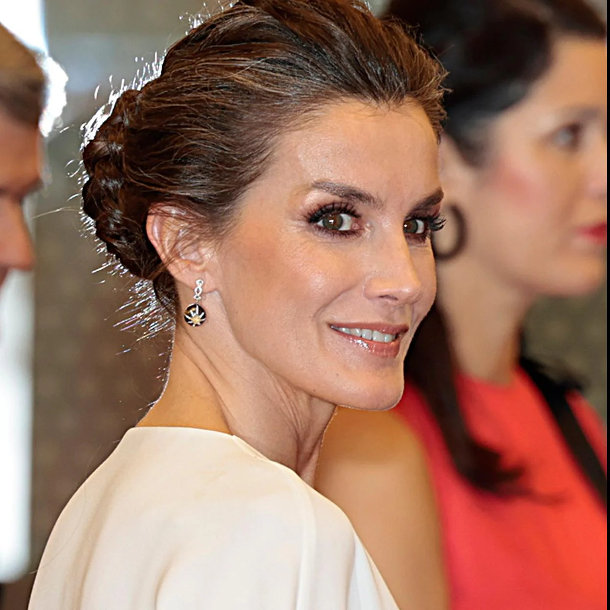 Look Que Hace Tipazo La Reina Letizia Espectacular Con Un Look En Blanco Y Negro Y Una Falda