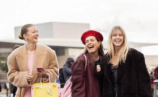 ​Cuatro vestidos de nueva colección de Sfera que aman las más elegantes porque son combinables y muy ponibles​