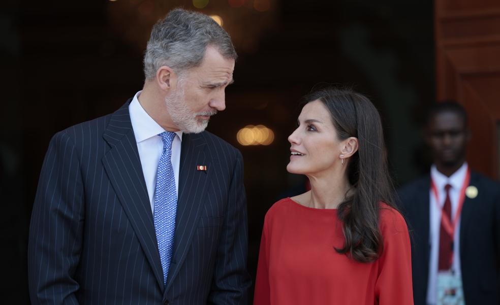 Letizia se despide de Angola con su mejor look: un espectacular vestido rojo que siempre favorece a los 50