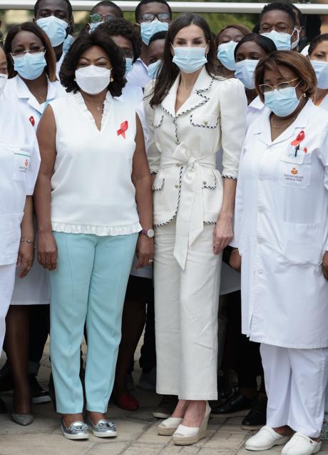 La reina Letizia con un look blanco. / GTRES