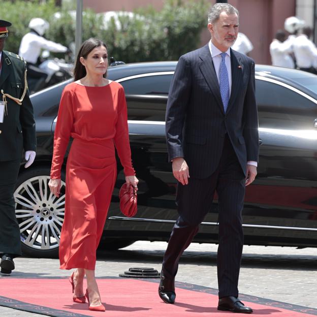 Los reyes llegando a la Asamblea Nacional angoleña.