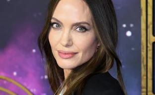 El perfume favorito de Angelina Jolie es este floral y asequible que huele de maravilla