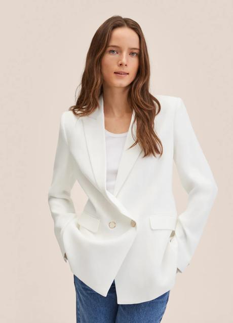 Blazer blanco de Mango Outlet. Foto: Mango Outlet.