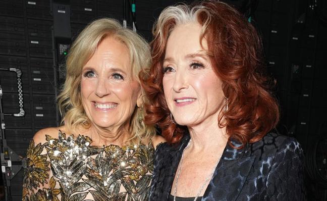 Bonnie Raitt, quién es la señora estupenda de 73 años que les ha quitado el Grammy a Beyonce, Adele y Taylor Swift (y de la que tienen mucho que aprender)