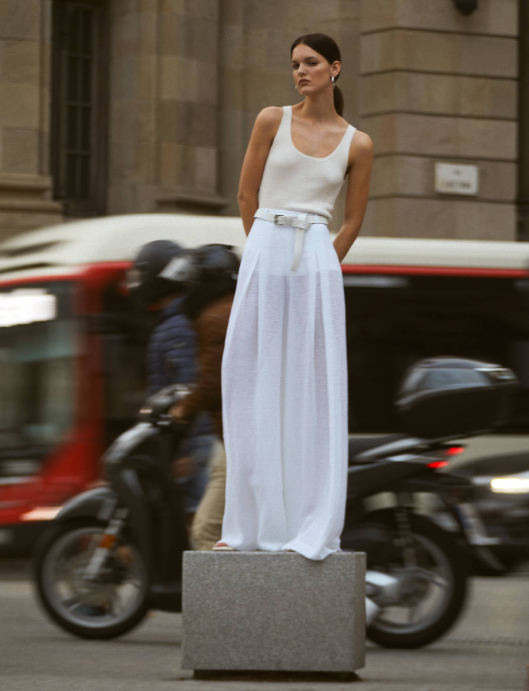 Los primeros looks románticos de primavera: total white