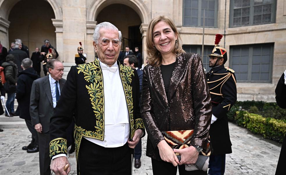 La infanta Cristina brilla en París con un blazer marrón de lentejuelas muy elegante y un bolso de estampado étnico precioso