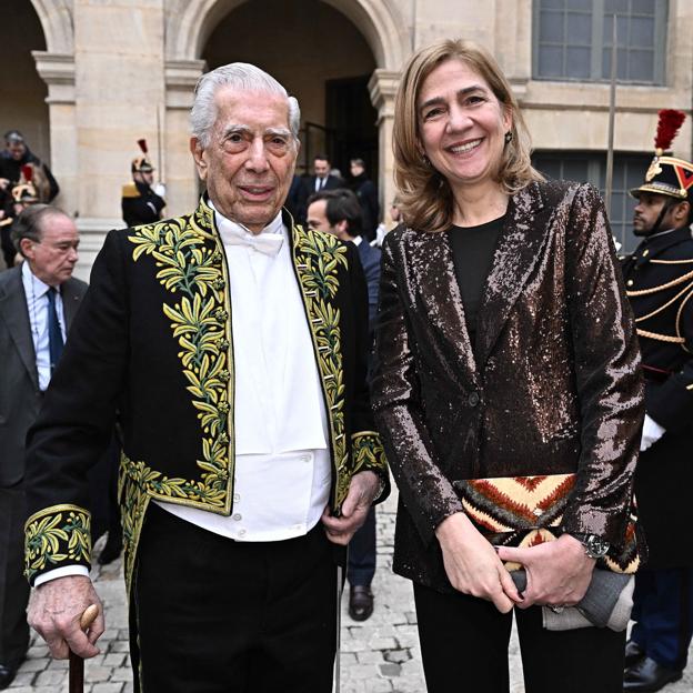 La infanta Cristina brilla en París con un blazer marrón de lentejuelas muy elegante y un bolso de estampado étnico precioso