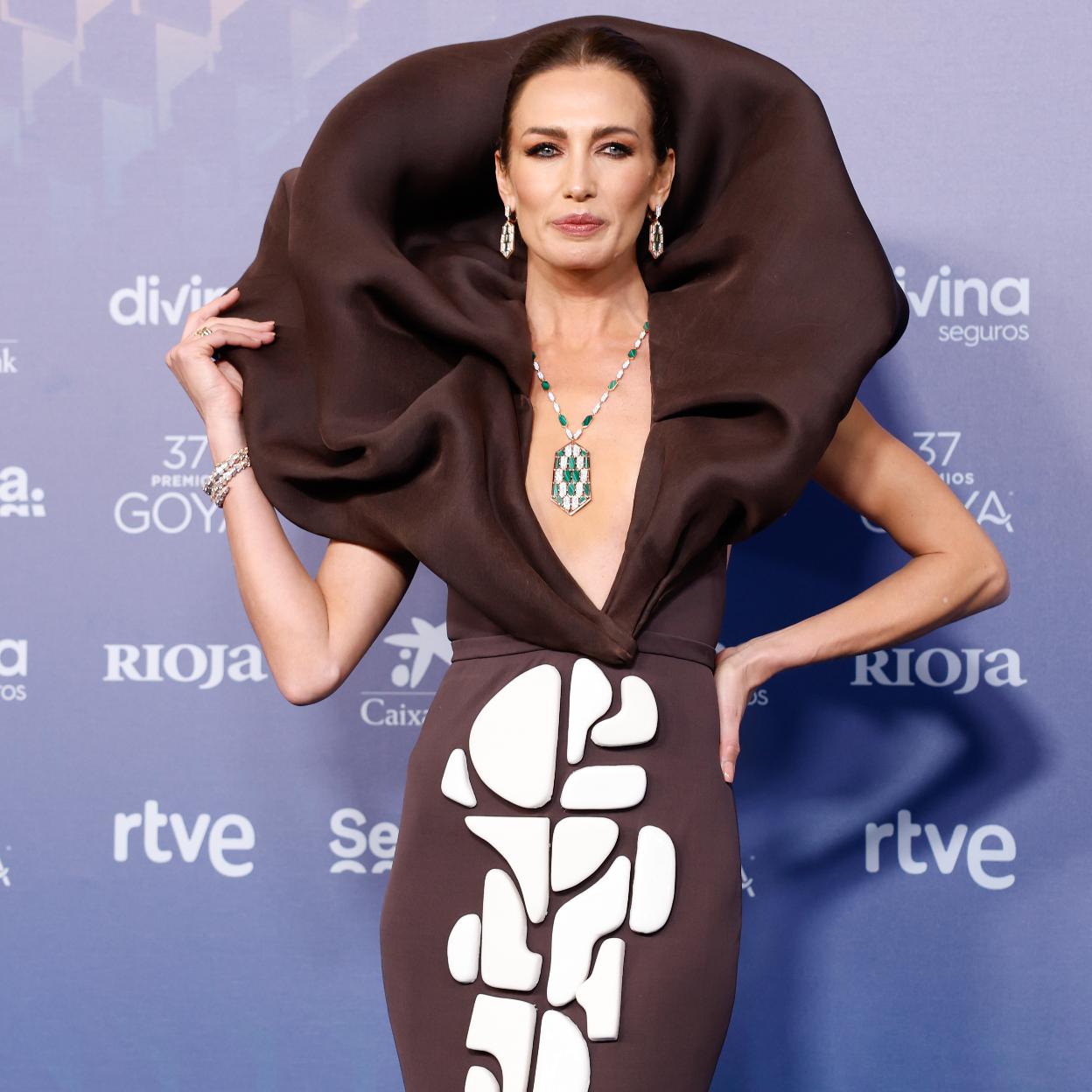 El vestido de Nieves Álvarez con cuello extra grande./gtres